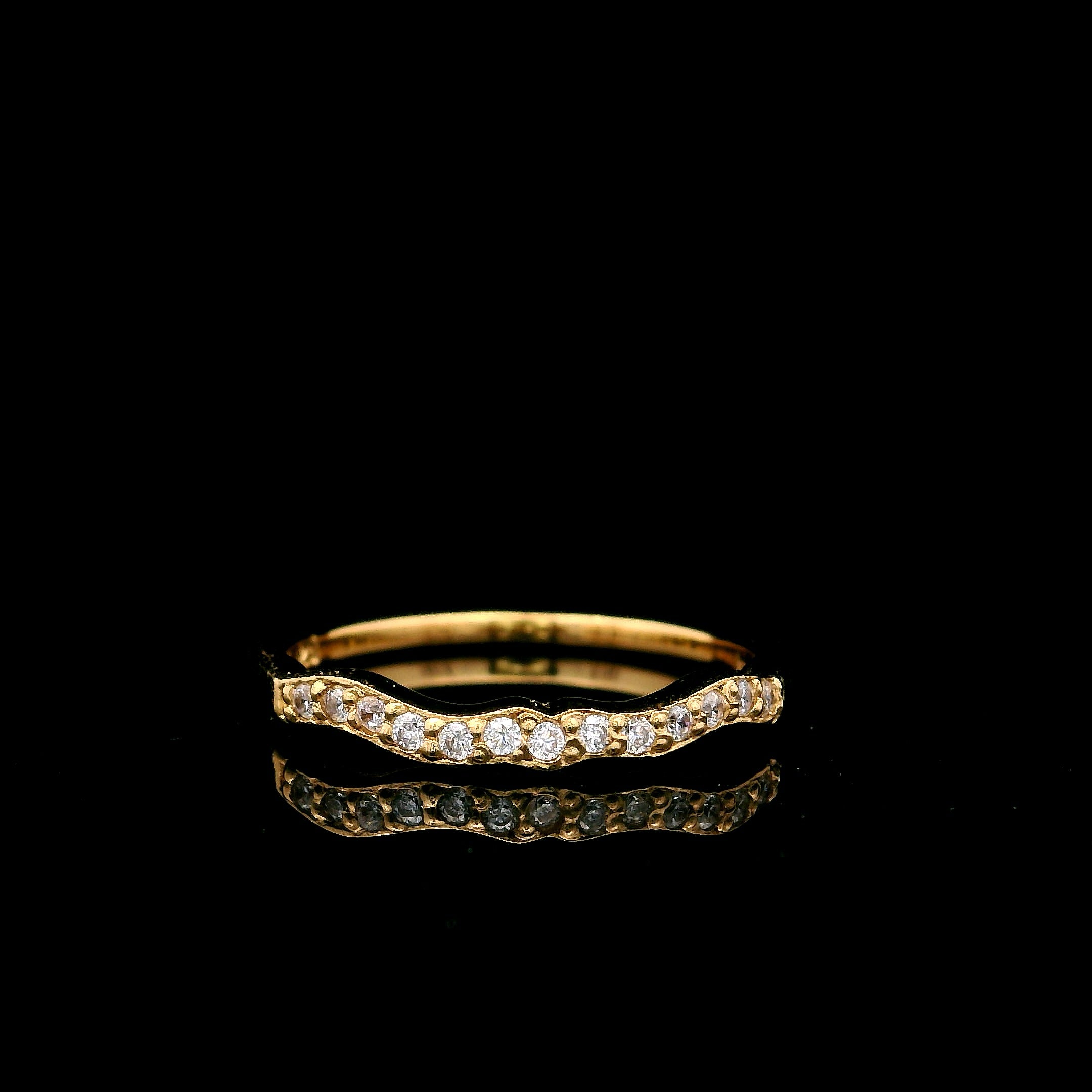 Gold Claddagh band with curved design – elegant Irish-inspired stacking ring by ONA Jewellers