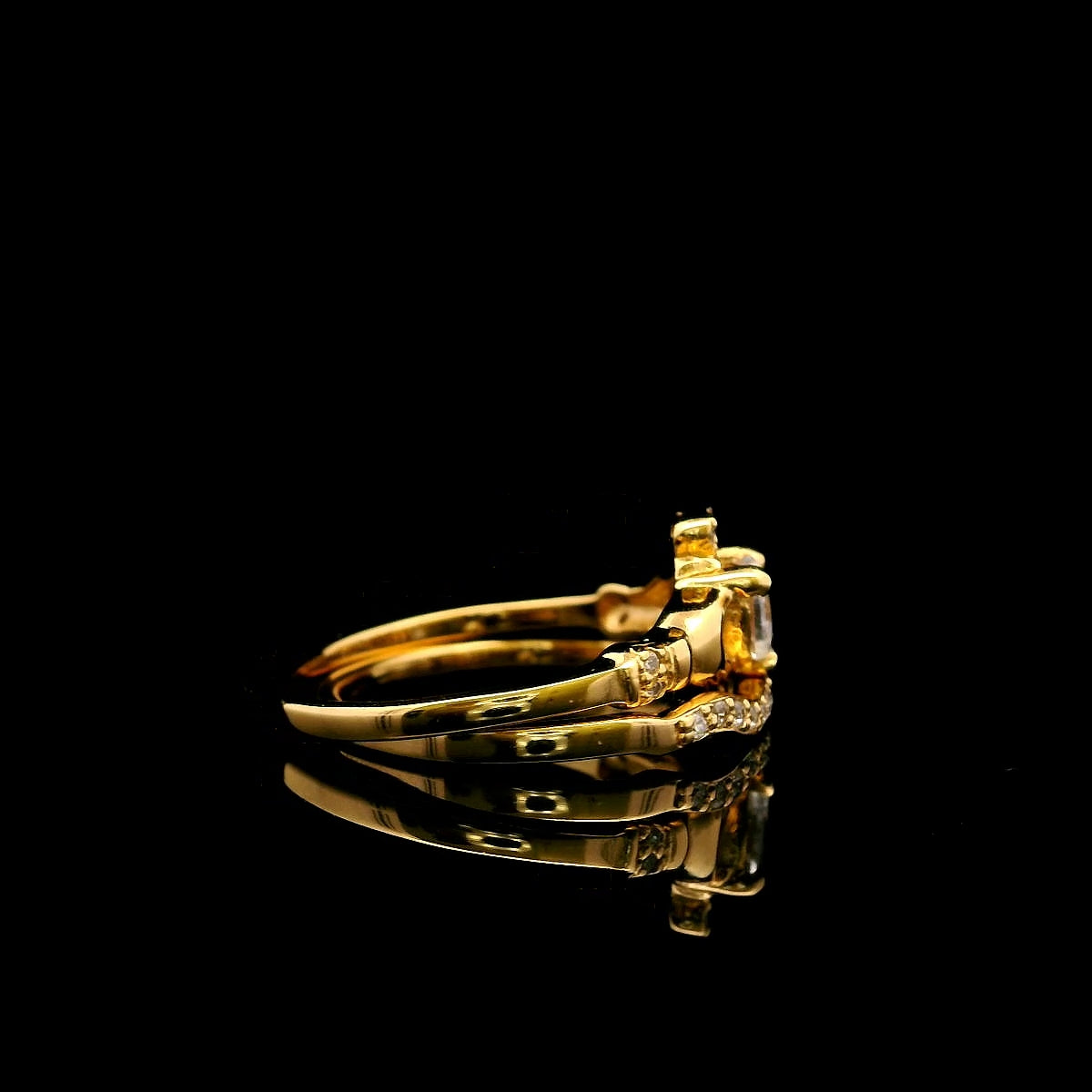 Gold Claddagh Ring Set – right side profile showing heart and band detail, Irish heritage design by ONA Jewellers